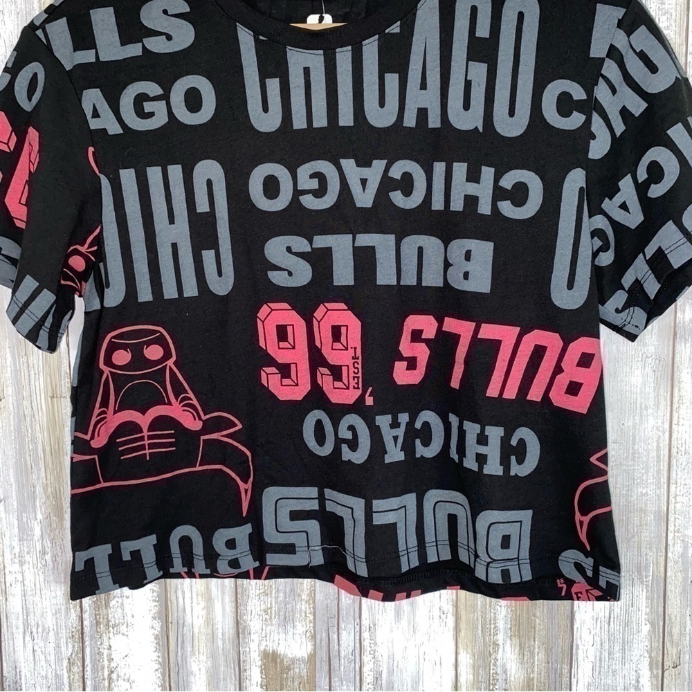 Chicago Bulls Crop Top Women XS NBA Graphic Tee Black Red Y2K NWT - Picture 3 of 4